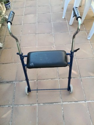 Andador azul con asiento y ruedas