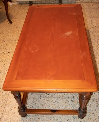 Mesa baja de madera rústica