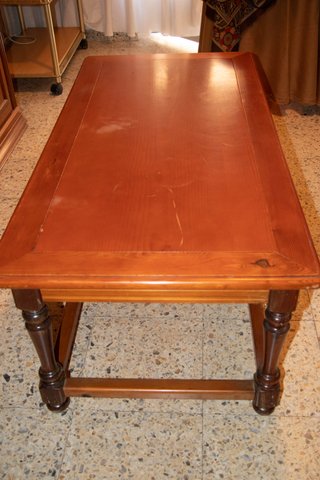 Mesa baja de madera rústica