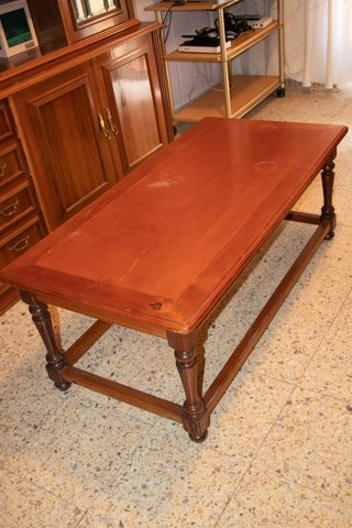 Mesa baja de madera rústica