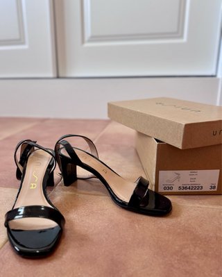 Sandalias Unisa charol negro Talla 38