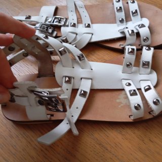 Sandalias de piel blancas con tachuelas