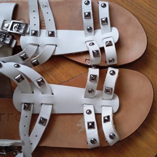 Sandalias de piel blancas con tachuelas