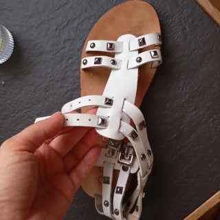 Sandalias de piel blancas con tachuelas