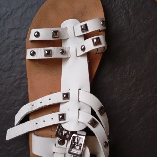 Sandalias de piel blancas con tachuelas