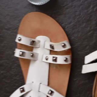 Sandalias de piel blancas con tachuelas