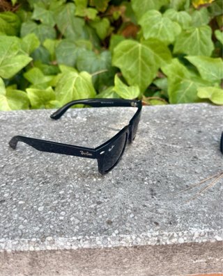 Occhiali Ray-Ban neri con custodia
