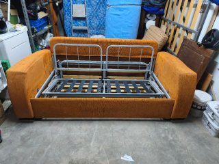 Sofá cama de tela marrón y naranja