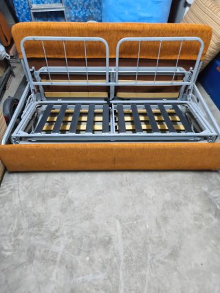 Sofá cama de tela marrón y naranja