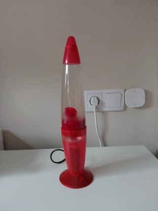 Lámpara de lava roja y transparente
