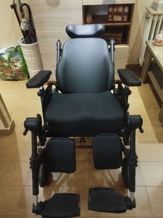Silla sofá de ruedas seminueva, reclinable