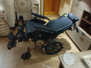 Silla sofá de ruedas seminueva, reclinable