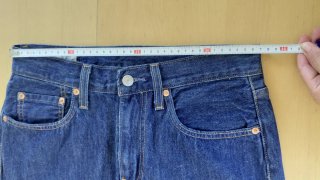 Falda vaquera Levi's azul midi. Talla 28