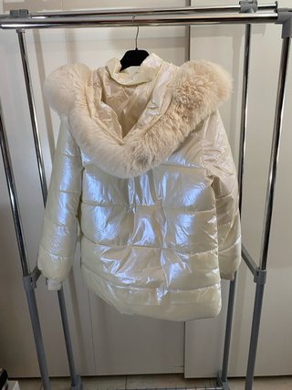 Chaqueta brillante con capucha y pelo
