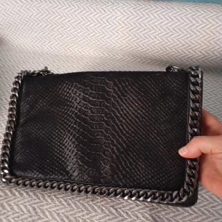 Bolso Zara Negro imita Piel Serpiente Cadena
