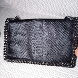 Bolso Zara Negro imita Piel Serpiente Cadena