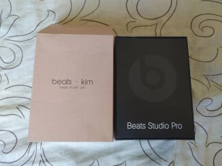 Beats Studio Pro x Kim Kardashian Rosa Beige