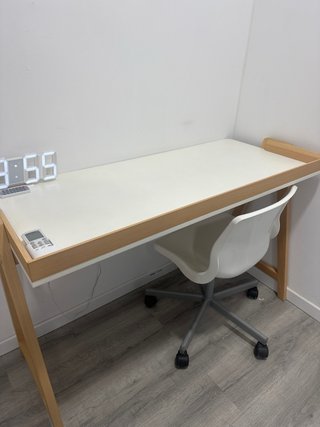 Escritorio blanco y beige