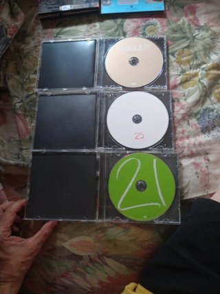 CDs Adele y Hombres G