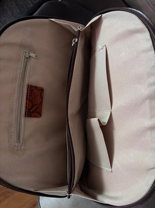 Bolso de cuero marrón con relieve