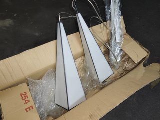 Lámparas de metal y plástico plateadas