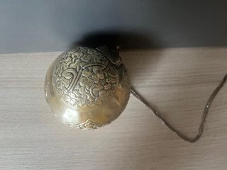 Tabaquera metálica grabada con cadena