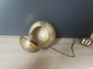 Tabaquera metálica grabada con cadena