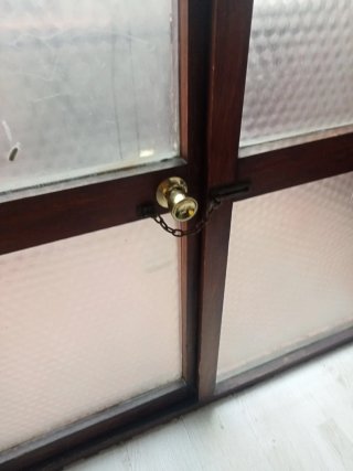 Puerta de madera con cristal