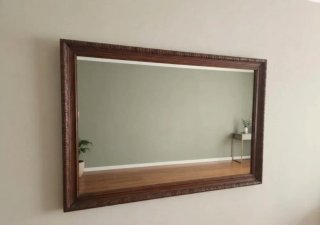 Espejo de pared antiguo con marco de madera