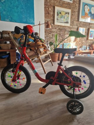 Bicicleta infantil Btwin roja, con timbre, y luz