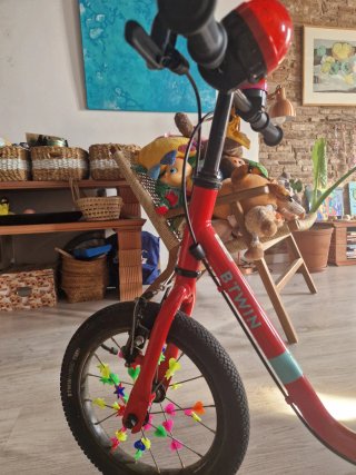 Bicicleta infantil Btwin roja, con timbre, y luz