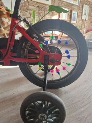 Bicicleta infantil Btwin roja, con timbre, y luz