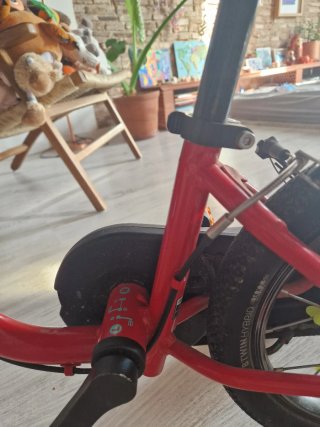 Bicicleta infantil Btwin roja, con timbre, y luz