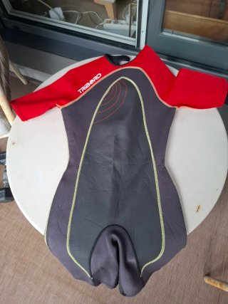Traje de neopreno Tribord rojo y negro
