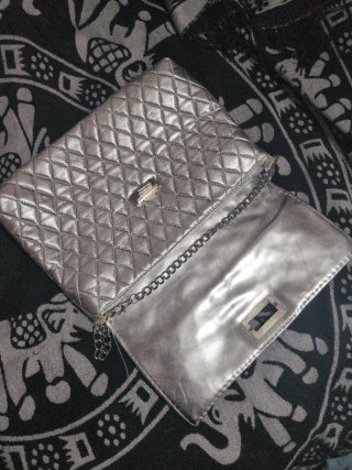 Bolso de mano plateado acolchado