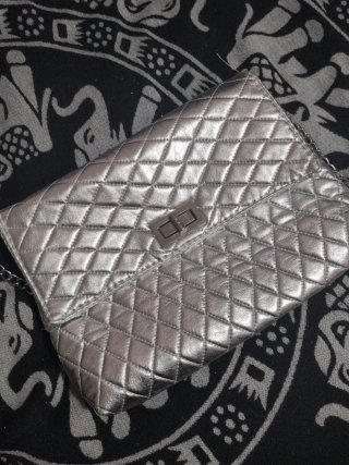 Bolso de mano plateado acolchado