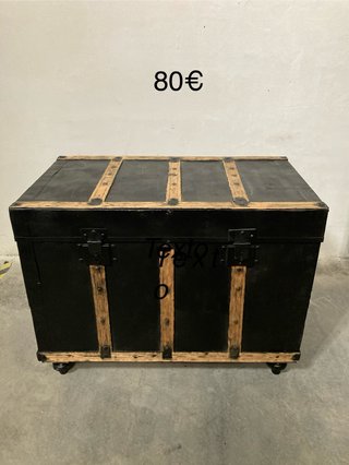 Baúl de madera y metal
