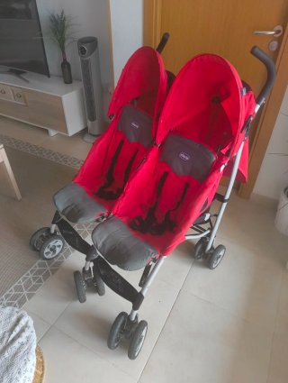 Silla de paseo gemelar Chicco roja