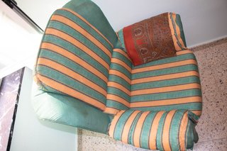 Dos sillones de tela a rayas