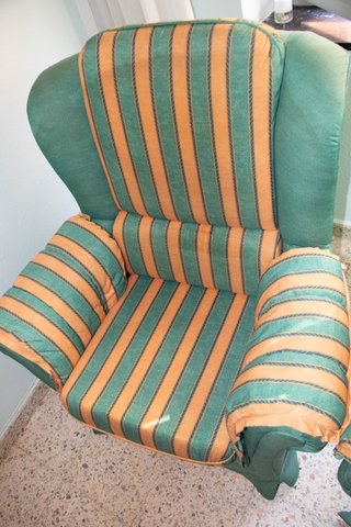 Dos sillones de tela a rayas