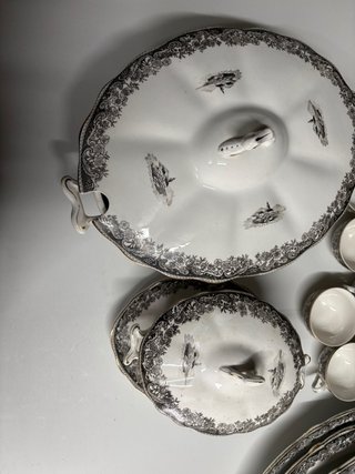 Vajilla de porcelana blanca y marrón