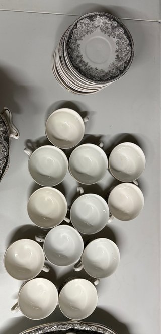 Vajilla de porcelana blanca y marrón