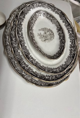 Vajilla de porcelana blanca y marrón