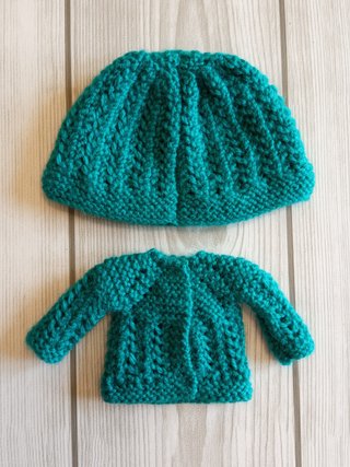 Gorro y jersey con calados en verde oscuro -Blythe