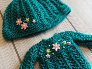 Gorro y jersey con calados en verde oscuro -Blythe