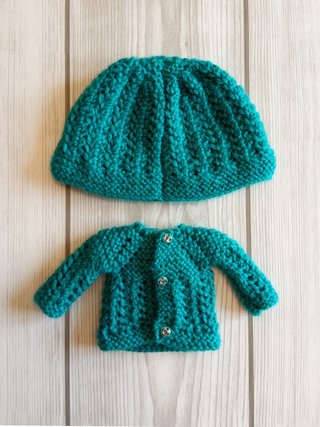 Gorro y jersey con calados en verde oscuro -Blythe