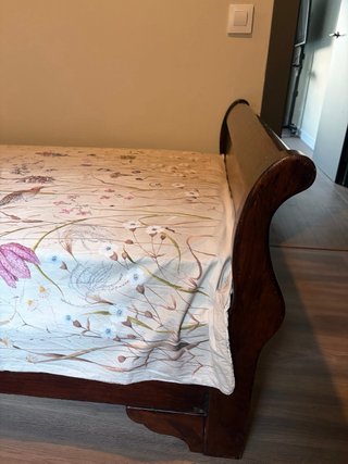 Cama de madera estilo trineo