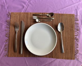 Set de mesa: plato, cubiertos y mantel