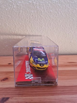 Scalextric SEAT León WTCC Jordi Gené Red Bull