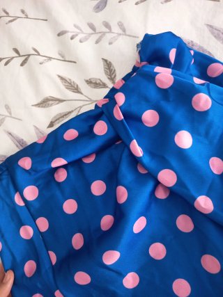 Falda azul con lunares rosas